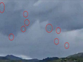 アルゼンチン上空にUFO軍団が出現！ 専門家「カミナリで充電中」、バッタの大量発生とも関与か！