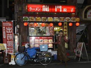 【取材】ルイ・ヴィトン柄の作業着「ドカ・ヴィトン」とは!? 日本人のブランド信仰に物申す異色のアーティストがヤバイ！