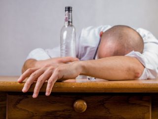 ついに！「二日酔いの治療薬」が発見される!!　薬局で気軽に買えるアノ成分だった！