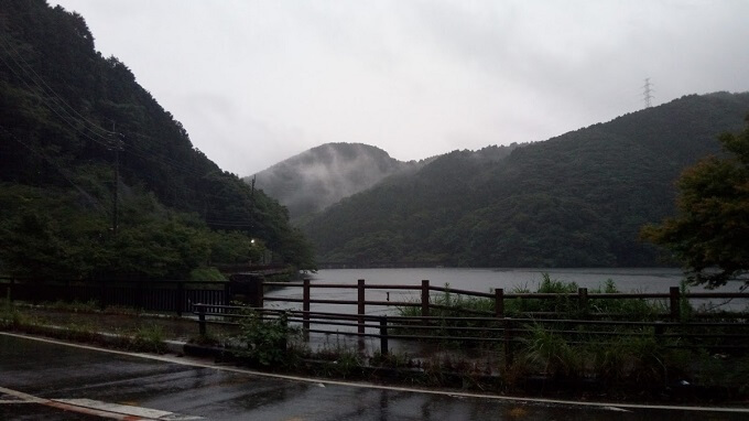 北九州最恐の心霊スポット・皿倉山「河内貯水池」に突撃！ 写真がモノクロ化、発光体、女の顔… 多発する心霊現象の謎に迫る！の画像3