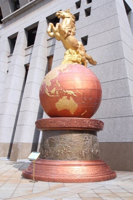 「ブッダというよりブタ」な巨大仏像から邪悪なオーラが…! 中国の激レア&キモすぎる観光スポット「雲天文化城」に村田らむが潜入!の画像4