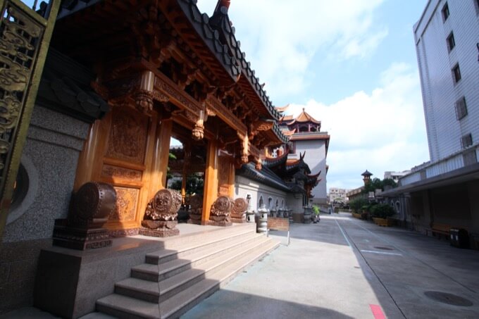 「ブッダというよりブタ」な巨大仏像から邪悪なオーラが…! 中国の激レア&キモすぎる観光スポット「雲天文化城」に村田らむが潜入!の画像2