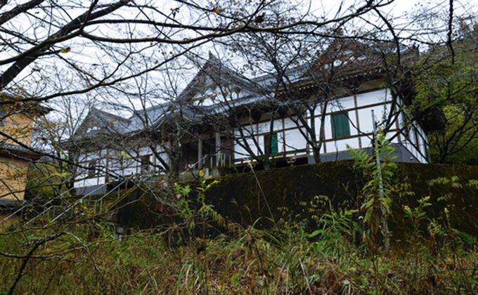 ブラジャーで埋め尽くされた「ブラ寺」全焼事件の怪！ 謎の僧侶、M家の墓、呪いのリカちゃん人形… ヤバすぎる噂に迫る！の画像1