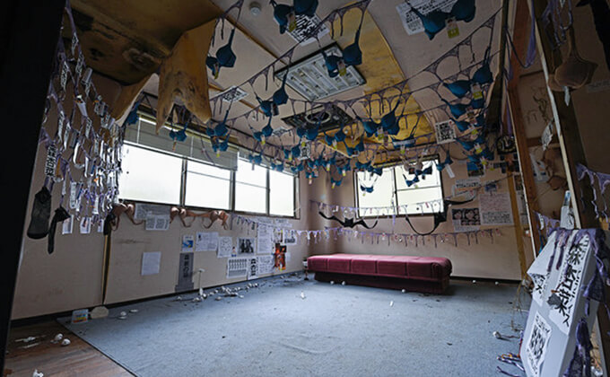 ブラジャーで埋め尽くされた「ブラ寺」全焼事件の怪! 謎の僧侶、M家の墓、呪いのリカちゃん人形… ヤバすぎる噂に迫る!の画像3