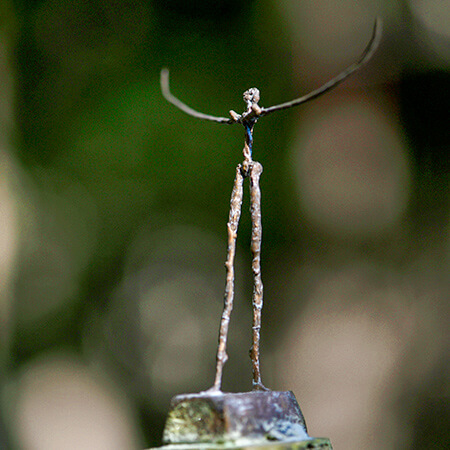 「透明人間に17年間も命を狙われている」彫刻家に直撃インタビュー！ 自宅に放火され、弟が電波銃で殺されても警察は動かず…！の画像4