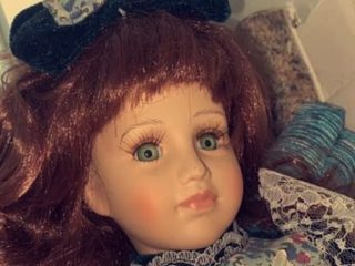 「同じ人形が部屋に現れる…」アメリカの“呪いの磁器人形”が突然、石川県に出没！ 米と石川県を行き来していることが判明！