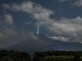 今年No.1 UFO写真確定か!! 超スピードで火山に突入する決定的瞬間…巨大基地への入口か、100%宇宙人だ!