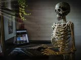 インターネットは5年前に死亡していたことが発覚!「今は偽物」デッドインターネット理論が超アツい!