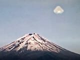 富士山に巨大UFO出現? 四角形の光る窓や推進装置も...!?