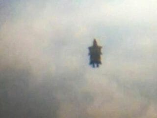 「地球を観察する宇宙人」が空から降臨！ 強烈すぎる“フライングヒューマノイド”が激写される！