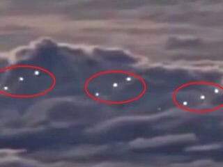 【脅威】「素晴らしすぎるUFOの編隊飛行」パイロットが激撮!! 人類への“示威飛行”か!?