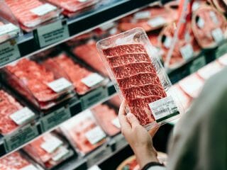 「動物が大切なら肉を食べるべき。菜食主義者は彼らにとって悪」新説を一流哲学者が解説し、波紋を呼ぶ