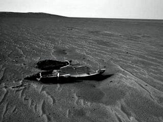 火星で「明らかに人工的な物体」が撮影される！ NASAは自然物と認識か…不自然すぎる代物！