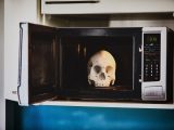 AI搭載で意思を持った電子レンジによる殺人未遂発生! 「中に入っておいで…」戦慄の一部始終