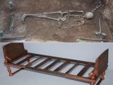 2100年前のギリシャの墓から「人魚のベッドと遺骸」が出土! 謎に満ちた埋葬状態
