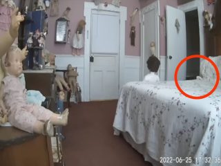 呪われたホテルで人形が勝手に動きだす瞬間が超怖い！ 「過去最も驚くべき映像」全米震撼の一部始終