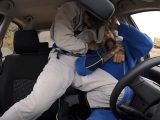 ロシア発の新格闘技「車術(Car Jitsu)」の人気が急上昇! シートベルトで絞め技、ハンドルで関節技…!