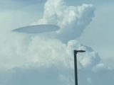 雲から顔を出した超巨大UFOがヤバすぎる! あまりにも大胆&鮮明な映像に全米戦慄!