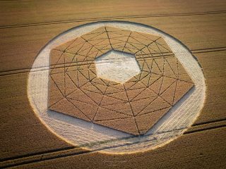 前代未聞の「形を変えるミステリーサークル」出現！ 宇宙人の仕事としか思えない… 専門家も解読へ