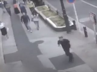 渋谷・道玄坂で男が突然ワープした決定的瞬間が超ヤバい！ 時空の歪みか、未来人か… 監視カメラが捉えた衝撃の光景
