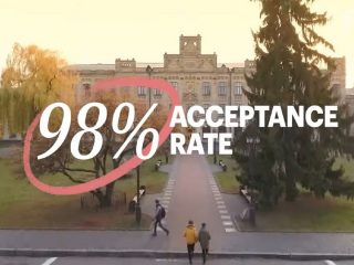 宿題ナシで「大学合格率98％」　ゲイツも絶賛する学費無料の公立校とは？