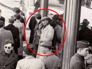 1943年の写真に「スマホで会話する男」の姿？ 長方形の平らな物体の正体とは…