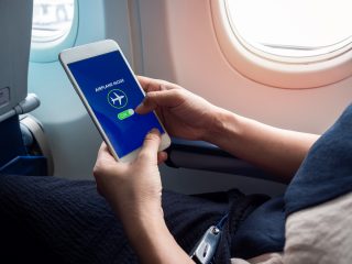 スマホの「機内モード」は航空機の電波干渉のためにあるのではない？ 意外な理由が判明