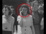 1930年代の映像に「スマートフォン」を持つ女性、タイムトラベラーか? 意外な真相が明らかに…