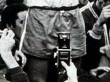 1962年ワールドカップに「ガラケーを持つ男性」、タイムトラベラーか? 真相は…