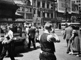1930年代の写真に「携帯電話を耳に当てる」男性の姿! タイムトラベラーが実在か?
