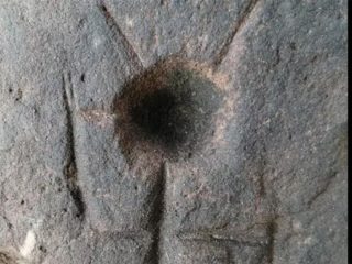 イギリスの遺跡から「謎の彫刻」が出土！ 何が描かれているのか…考古学者も頭を抱える未知の絵柄