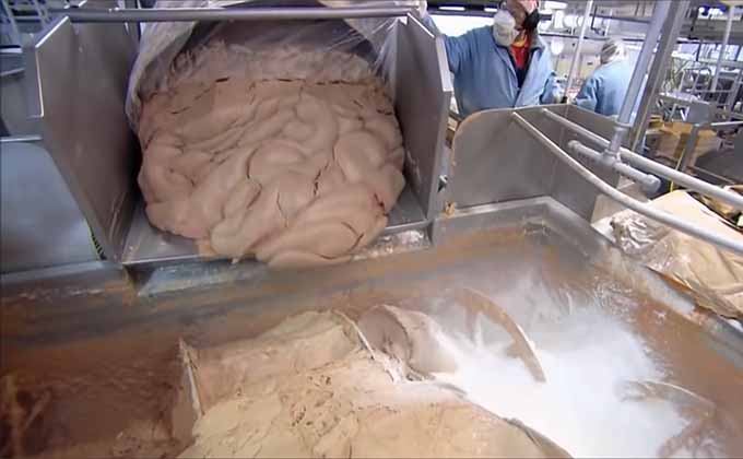 ホットドッグ工場の衝撃的内部映像! 嫌悪感よりも食欲が勝る人が続出、称賛の声も「肉を無駄にしない天才的発想」の画像3