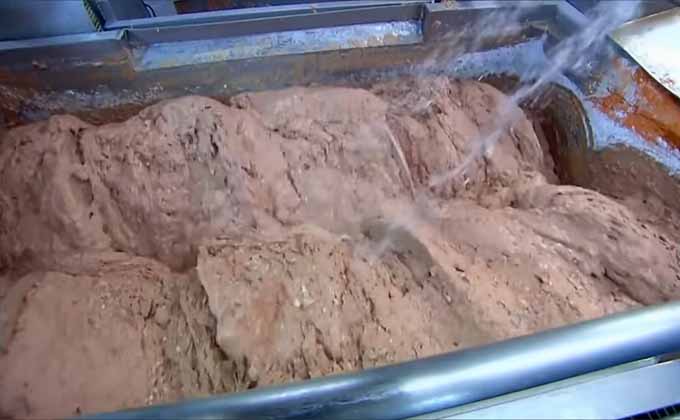 ホットドッグ工場の衝撃的内部映像! 嫌悪感よりも食欲が勝る人が続出、称賛の声も「肉を無駄にしない天才的発想」の画像4