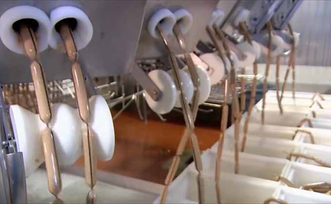 ホットドッグ工場の衝撃的内部映像! 嫌悪感よりも食欲が勝る人が続出、称賛の声も「肉を無駄にしない天才的発想」の画像6