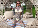 英国で最もタトゥーを彫った女性が超ド級のヴィジュアルを披露! 女性器にもインクを入れ… 全身の95%を彩色 「旅はまだ続く」