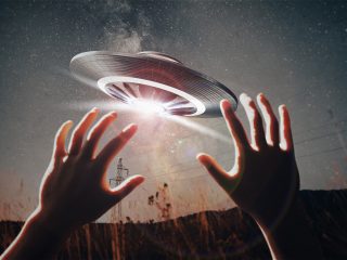 UFO＝宇宙人の乗り物説は日本発祥だった!? 小松崎茂が見た怪鳥と『地球SOS』の先見性