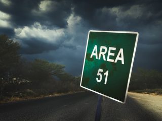 「UFOと宇宙人を回収」エリア51の元管理人が暴露！ 宇宙人はおじいちゃんのような姿？