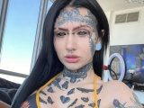 全身タトゥーと身体改造で「悪魔」になった女性! 批判的なコメントに反論「自分と家族を愛している」 月100万円以上の収入源も暴露