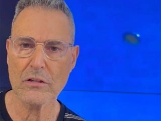 ユリ・ゲラーが戦闘機を追う「UFO」を撮影！ 米国に「白状せよ」と訴え