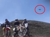 集合写真にUFOが写り込む! ペルーで全国ニュースに
