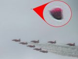 チャールズ国王の誕生を宇宙人が監視!? 戴冠式の写真にUFOが写り込む