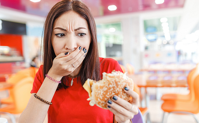 都市伝説ミミズバーガーを超える恐怖！ 「マクドナルドには二度と行かない！」 ワームバーガーに女性が激怒の画像1