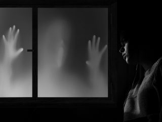 心霊体験を引き起こす5つの現象！ カビが原因の場合も？