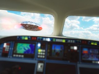 「金色のUFOが急接近した」パイロットが告白！ 管制官の長い沈黙は何を意味するのか