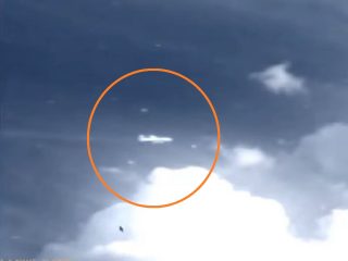 航空機がUFOに取り囲まれ消失する衝撃映像！ 消えたマレーシア航空370便は異次元にテレポートした!?