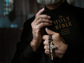 映画「ヴァチカンのエクソシスト」を本物のエクソシストが観賞した結果…？ 悪魔祓いの真実がヤバイ！（後編）