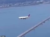 空中で静止する飛行機が撮影される! 現実世界はシミュレーションなのか?