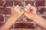 「ゆびきり」は呪いの歌だった!? 本当は怖い「ゆびきりげんまん」の歌詞