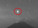 飛行する「光る巨大な三角形」が撮影される！その正体は…＝メキシコ・ポポカテペトル火山