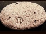 モノリスよりも謎すぎる超古代オーパーツ「エニグマリス」 10万年前の岩に電気プラグが…!?